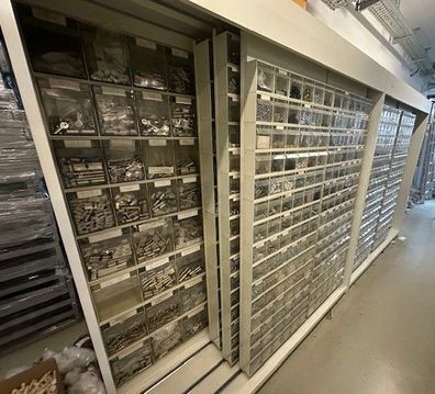 Lockweiler Schrank mit Schiebetüren Klarsicht Schütten