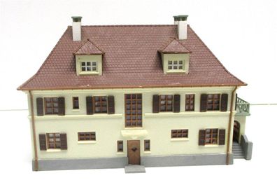 Spur N Fertigmodell Wohnhaus mit Walmdach (II) von Kibri