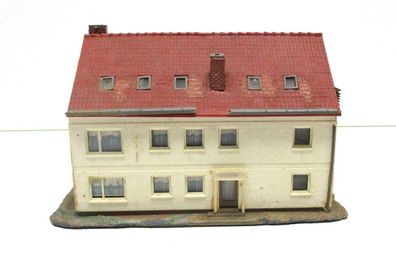 Spur N Fertigmodell Mehrfamilienhaus von Kibri für Bastler