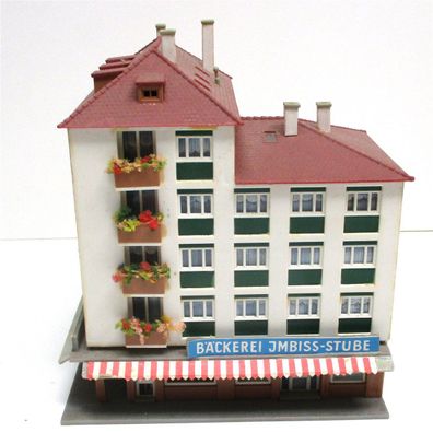 Spur N Fertigmodell Stadthaus Eckhaus von Kibri mit Bäckerei Cafe Frech