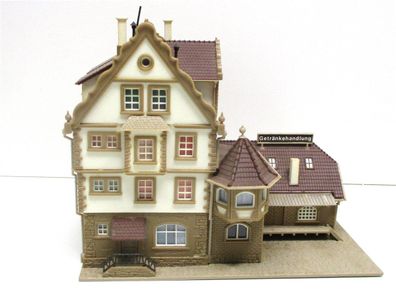Spur N Fertigmodell Stadthaus mit Lager von Kibri Getränkehandlung