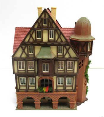 Spur N Fertigmodell Stadthaus von Faller mit Erker / Turm