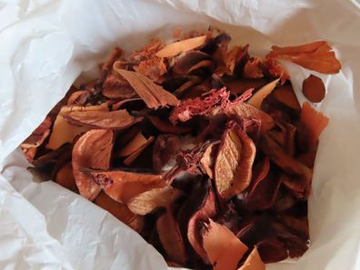 Streugut Holzscheiben Blätter u.a. dunkles rot ca. 250g