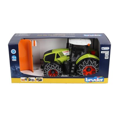 Claas Axion mit Schneeketten und Räumschild