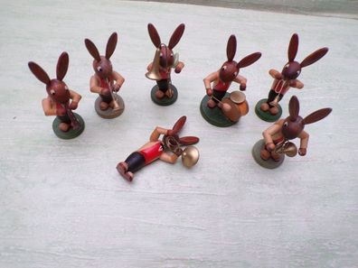 7 Osterhasenkapelle mit Instrumenten ca 8cm groß Erzgebirge DDR ALT