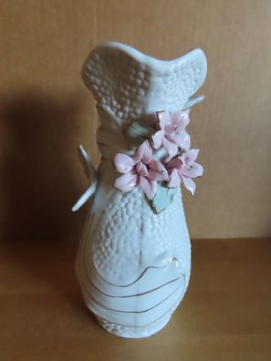 Vase mit aufgesetzten Blumen und 2 Schmetterlingen Keramik weiß ca. 17,5 cm H