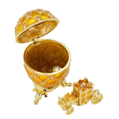 Emaille Eidose 7 x Ø 4,8 cm gelb aufklappbares Schmuckei mit Mini Kutsche innen