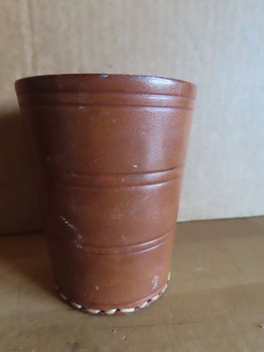 Würfelbecher braun aus Leder nachgedunkelt mit 5 Würfel ca. 9 cm H