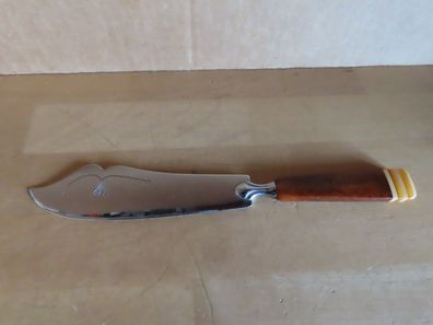Tortenheber Tortenmesser brauner Griff mit Gravur auf der Klinge alt