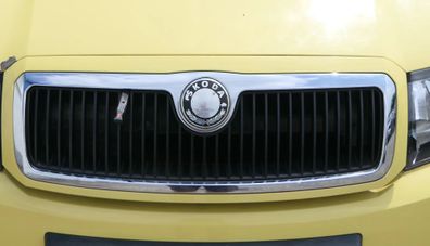 Fabia 6Y Zeichen Kühlergrill Grill Gitter 6Y0853668 gelb LF1R Logo