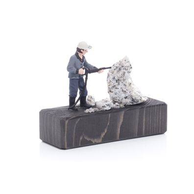 Miniaturbergwerk Sockel Wismut-Kumpel mit Schaufel und Edelstein 9x12x4,5cm