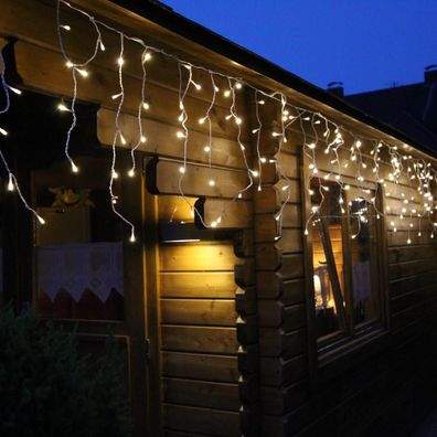 FHS LED-Eisregen außen 168er warmweiß, IP44, 6/18 h Timer, 4 m/14 Stränge