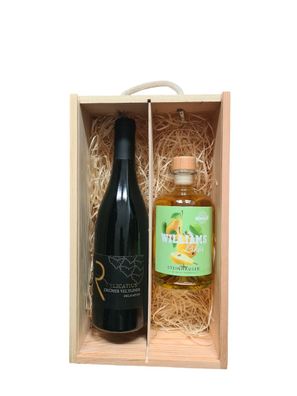 Williams Likör und Delicatius grüner Veltliner in einer Holzbox mit Tragekordel