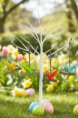 Kleiner fliegender Keramik-Vogel auf Holzast - zum Aufhängen mit Band