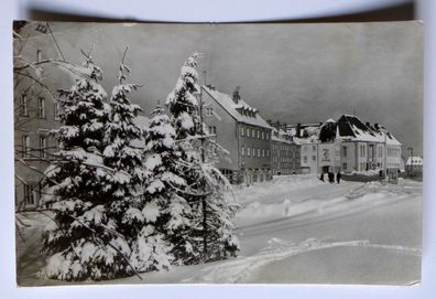 AK Johanngeorgenstadt Neustadt Leninstraße Winter Ansichtskarte DDR
