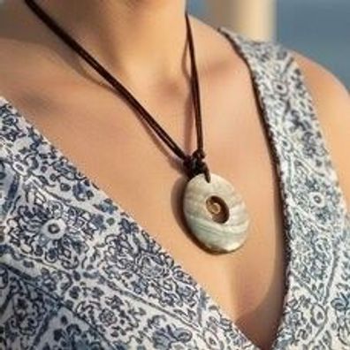 Elegante Muschelkette „Deep Ocean“ - Zweifarbiger Perlmutt-Anhänger