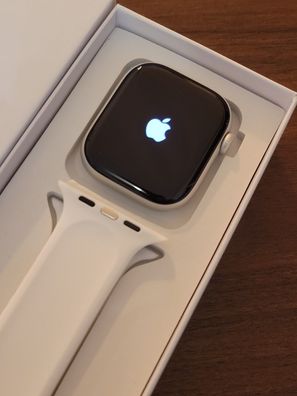Apple Watch Series 10 (42 mm) Silber GPS / Smartwatch / 36 Monate Gewähr