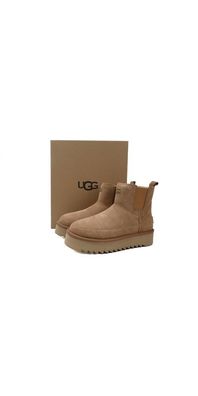 UGG Kurzstiefel mit rundem Zeh in Braun