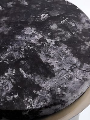 Eleganter Beistelltisch mit Glasplatte und marmoriertem Akzent