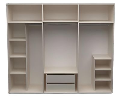 Eleganter Kleiderschrank mit Glaselementen und goldenen Akzenten stilvolle Möbel