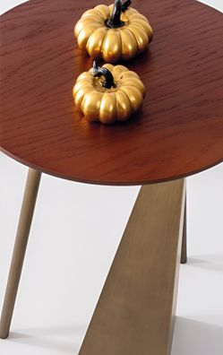 Beistelltisch-Set mit eleganten Holzoberflächen und metallischen Akzenten