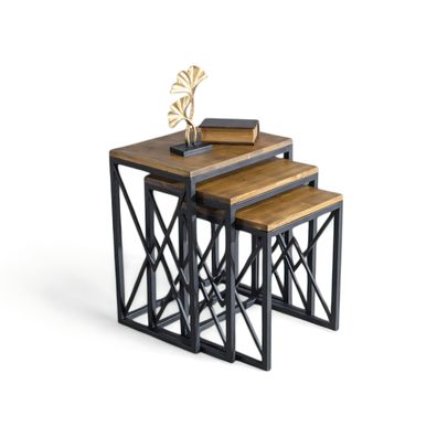 Geometrische Anbautische mit schwarzem Metallgestell und Holzplatte