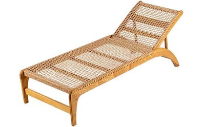 Komfortabler Liegestuhl mit Holzgestell und ergonomischem Design