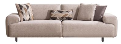 Modernes Sofa mit eleganten Kissen im minimalistischen Design
