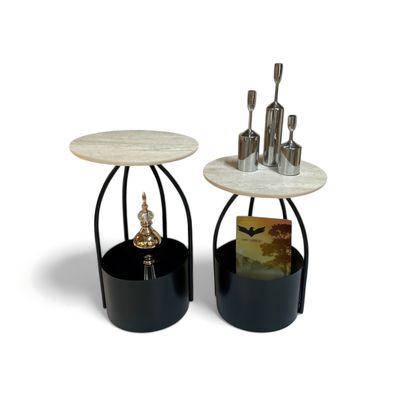 Stabile Konstruktion: Metallkorb und pflegeleichte Holzoberfläche