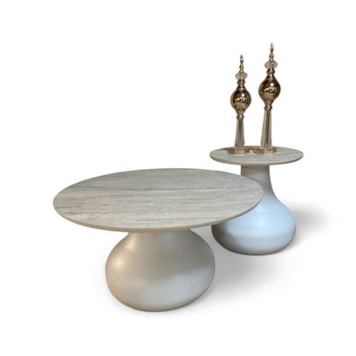 Ergonomische Anbautische mit heller Tischplatte und abgerundetem Untergestell