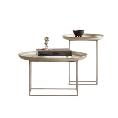 Minimalistische Beistelltische mit einer Tischplatte in Form eines Tabletts