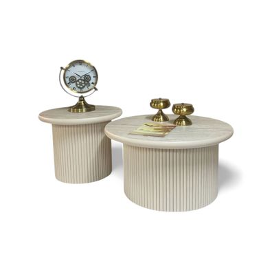 Runde Tische im Zweierset mit geriffeltem Gestell und heller Oberfläche