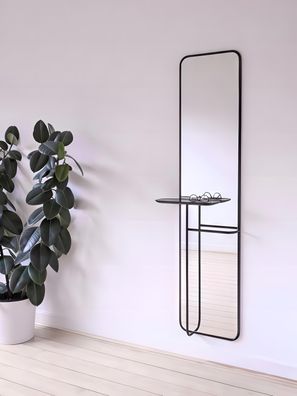 Minimalistischer Wandspiegel mit integriertem Regal für Accessoires
