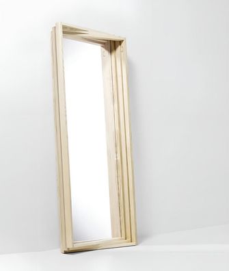 Moderner Spiegel mit Holzrahmen im minimalistischen Design