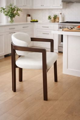 Stilvoller Stuhl aus Holz mit bequemem weißen Sitzpolster