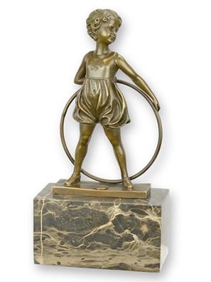 Bronzefigur Bronzeskulptur Mädchen Kind stehend auf Sockel mit Ring Hula Hoop H 26 cm