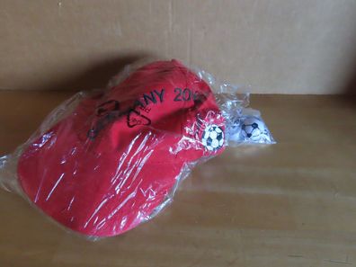 Kappe rot mit zwei Fußbällen Germany 2006 bestickt + Trillerpfeife am Band weiß