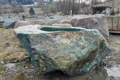 Findlingsbrunnen aus Granit, Granitfindlingsbrunnen, exklusives Einzelstück