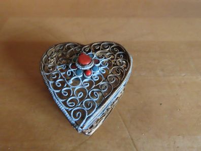 kleine Schäle Döschen Herzform Messing mit roten u. blauen Steinen Verzierungen