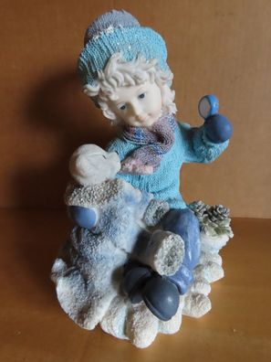 Figur Winterdeko Kind mit Bär Kleidung Blautöne ca. 20cm H