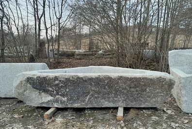 Dreieckiger Granitbrunnen, außergewöhnliches Einzelstück, Brunnentrog aus Granit