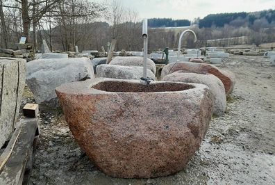 Findlingsbrunnen mit Edelstahleinlauf und Umwälzpumpe, Findlingsbrunnen, Brunnentrog