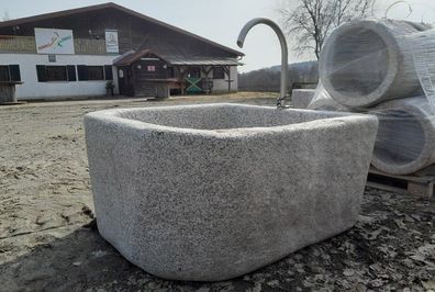 Halbrunder Granitbrunnen mit Edelstahleinlauf und Pumpe, Brunnentrog, Granitbrunnen