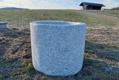 Runder Granitbrunnen, Granittrog, Brunnentrog aus Granit, Gartenbrunnen