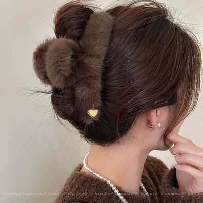 Large Plush Shark Hair Claw 2024 Winter Fashion High-End Accessory