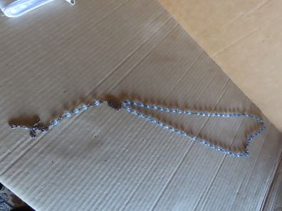 Rosenkranz gebetskette silberfarbenes Kreuz hell blaue Plastikperlen ca. 53 cm