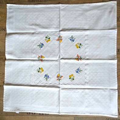 handbestickte Mitteldecke "Frühling" - echte Handarbeit!