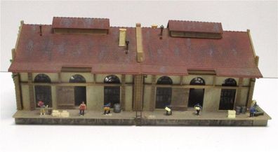 Spur N Fertigmodell Gterschuppen mit Figuren (Vollmer)