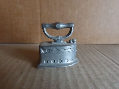 Figur kleines Bügeleisen hell Zinn? ca. 3,9 cm H (Puppenküche/Setzkasten)