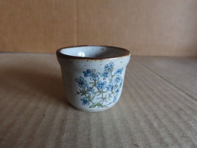 Figur klein Übertopf mit blauen Blumen ca.3,2 cm H (Setzkasten/Puppenhaus)